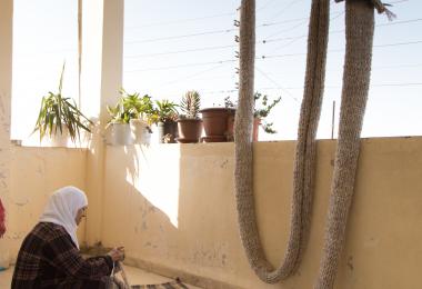 Craftswoman assists in the creation of Entrelac installation - Raya Kassisieh & Nader Tehrani (NADAAA)